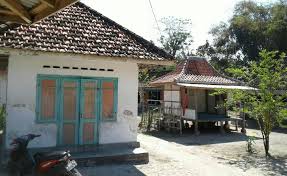 Pada umumnya rumah adat ini dibuat dengan menggunakan bahan yang mayoritasnya adalah kayu, sehingga kesan klasik serta elegan sangat. Rumah Adat Madura Tanean Ciri Khas Gambar Penjelasan Lengkap