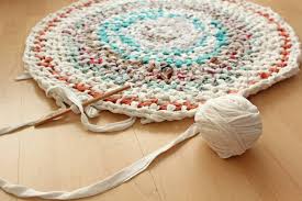 Dieser selbstgemachte teppich ist wohl eines der einfachsten und am meisten unterschätzen diy projekte auf diesem diy blog. Teppich Selber Stricken Hakeln Aus Alten Kleidern Und Stoff Ich Lebe Grun