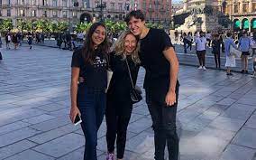 Net worth and salary in 2020 Foto Mezza Famiglia Chiesa In Centro A Milano La Madre Scherza Manca Solo Il Mio Figlio Preferito