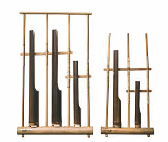 Satu tangan memegang rangka angklung, dan satu tangan lainnya. Gema Angklung Gaungkan Irama Bambu Portal Kebijakan Baru Arah Selatan