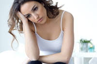 À côté de l'a fille 2. Paupiere Qui Tremble Significations Causes Solutions