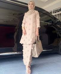Model baju brokat merupakan model baju yang biasa digunakan dalam berbagai macam acara formal. Baju Kurung Kasa Rubiah