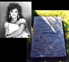 Pin By Robinetta Garcia Hrbek On Famous Final Resting Places Famous Tombstones Famous Graves Grave Marker