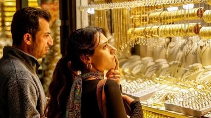 Gold Rate Fall: अब कितना है 20, 22 और 24 कैरेट सोने का भाव? आज फिर इतना सस्ता - Gold Price Fall today Silver surge Check 10 gram 22 or 24 karat gold rate update tutc - AajTak