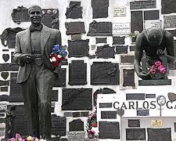 Carlos gardel tuvo esa infancia castigada por la adversidad que parece caracterizar a todo héroe gardel debutó en solitario en 1925 en el teatro apolo de madrid y en el teatro goya de barcelona el 5. Tumba De Carlos Gardel Abcpedia