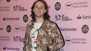 Benito cerati lo vuelca todo en sus cuentas de twitter (@_zerokill y @vanity_sexx) y responde a varias de los de mensajes que recibe de sus seguidores. Benito Cerati Marco Tendencia Con Su Look Floreado Tn