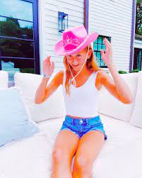 Edited By Itsmaddieclaire With Lightroom Comment For Credit Cute Preppy Outfits Preppy Aesthetic Girl With Hat