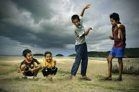 Permainan gasing adalah permainan tradisional yang diwarisi dari turun temurun. Gasing By Chegu Diman 500px Kids Playing Childhood Games Family Fun