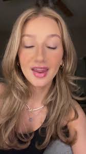 Amelia Kinney's Instagram, Twitter & Facebook