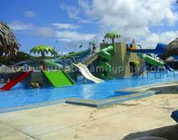 Mover los pies vamos pasando vasos de agua del cubo lleno al vacío. Parque Acuatico Pucallpa Juegos Recreativos Family Play