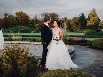 With a focus on capturing raw emotion and authentic moments, this talented professional shoots couples in an unobtrusive manner, hoping to catch them at their most natural. Budget Wedding Videographer Gold Coast Budget Wedding Videography Goldcoast