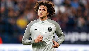 His current girlfriend or wife, his salary and his tattoos. Medien Fc Barcelona Verhandelt Mit Psg Star Adrien Rabiot