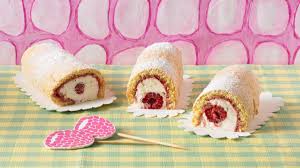 Mini Himbeerrollen Rezept In 2020 Himbeerrolle Himbeerkuchen Kuchen