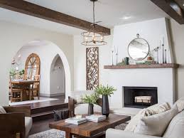 Chip And Joanna Gaines Add A Helping Of Italian Flavor To A Bland Suburban Home In An Impressive Italian Home Decor Farm House Living Room Italian Living Room