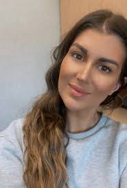 Kelly Chisholm's Instagram, Twitter & Facebook