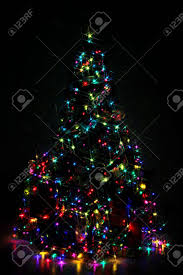 Christmas tree in snowy night. Geschmuckten Weihnachtsbaum Beleuchtet Mit Bunten Lichtern In Der Nacht Lizenzfreie Fotos Bilder Und Stock Fotografie Image 48220056