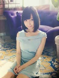 人気巨乳声優 佐倉綾音が脇から下着見えてる着衣おっぱいグラビアwwww - エロチカ