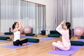Comienza con la guía básica de yoga. Aprendizaje Materno Maestro De Yoga Estiramiento Descarga Gratuita Hd Imagen De Fotografia Lovepik