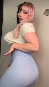 Lilbussygirl - Free pics, galleries & more at Babepedia