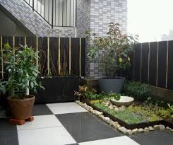 Tak lupa penambahan bangku berwarna puth biru senada cat rumah, dan beberapa bantal serta pot tanaman membuat suasana teras minimalis ini makin terasa hangat. Model Keramik Teras Rumah Minimalis Agar Semakin Indah