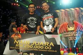 Sama uniknya seperti jenis tancho ikan koi jenis shiro utsuri mempunyai 2 warna berbeda dari yang lain, yaitu hitam pekat dengan putih bersih. Shiro Bazookapenaka