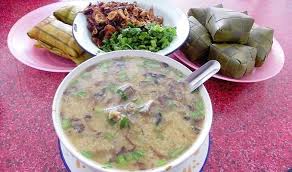 Makanan tradisional adalah segala jenis makanan olahan asli indonesia, khas daerah setempat, mulai dari makanan lengkap, selingan dan minuman, yang cukup kandungan gizi serta bisa dikonsumsi oleh masyarakat daerah tersebut. 27 Makanan Khas Sulawesi Yang Terkenal Kelezatannya