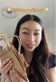 Empaquetando bolsas de cumpleaños con encanto