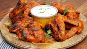 Necesitaremos 12 alitas de pollo, 1 huevo, 125 ml de leche, 1 cucharadas de harina, 1 cucharadita de pimentón dulce o picante, sal y pimienta, 250 gr de pan rallado y 55 gr de mantequilla. 4 Pasos Para Iniciar Un Restaurante De Alitas De Pollo