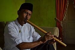 Cara menggunakan alat musik ini adalah dengan cara dipukul dengan pemukul, semisal stik. Saluang Wikipedia
