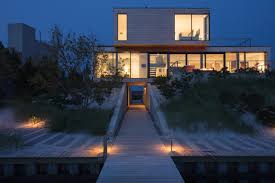 Pendant light with lampshade in intertwined wicker. Beach House Von Raad Studio Einfamilienhauser