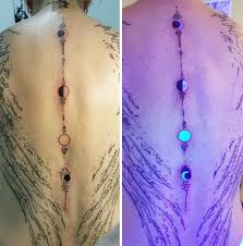 Some glow on their own and some are technically visible and appear slightly raised under a uv light. 49 Awesome Glow In The Dark Tattoos Visible Under Black Light Bored Panda