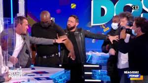 Entouré de son équipe de chroniqueurs, cyril hanouna se penche, avec bonne humeur, sur les moments marquants de la télévision. 8q3sqwpwxfbbzm