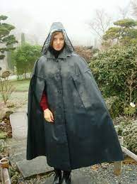 Fully protected in her grey Klepper cape and hood | Regen outfit,  Regenkleidung, Kleppermantel