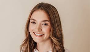 Irish indie pop star Holly Munro