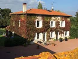 Dans un petit village à 1160m d'altitude, au coeur du parc des volcans d'auvergne et des pistes de ski et des chemins de randonnées, jocelyne et michel vous accueillent dans leur maison de caractère où règnent chaleur et convivialité. Chambres D Hotes De Charme Auvergne Lozere Aveyron