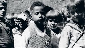 Va urma o perioadă în care trebuie pur şi simplu să ne pregătim de debăsificarea societăţii româneşti, a afirmat premierul. Copilul Negru Care Voia SÄ Fie Nazist