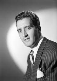 Abel Salazar, actor, viste de traje a rayas y corbata, sonríe, retrato de  perfil | Mediateca INAH