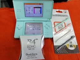 When the r4 ds card was created, there was no single ds card that worked in the ds game slot 1, and the r4 made playing ds homebrew games and applications a breeze. Nintendo Ds Lite Con R4 Cargador Y Lapiz Tactil En Barranca Lima Clasf Juegos