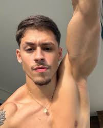 Alex Mendes's Instagram, Twitter & Facebook