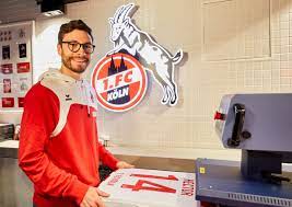 Auch wenn sein herz doll klopfte: 1 Fc Koln Twitterren Nationalspieler Jonas Hector Hat Den Neuen Effzeh Fanshop Im Hauptbahnhof Heute Vormittag Personlich In Betrieb Genommen Schaut Vorbei Https T Co R0c0epqtmi