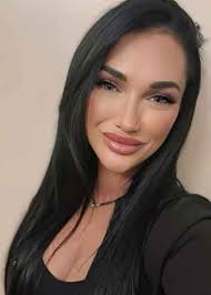 Kelly Hedger's Instagram, Twitter & Facebook