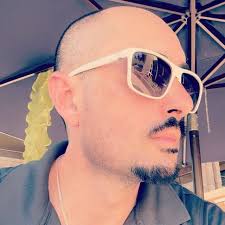 Anya Chalotra, the actress who plays Yennefer in The Witcher, recently  expressed that she misses working with Henry Cavill: "He knows what Geralt  has to do, I mean Henry and Geralt are