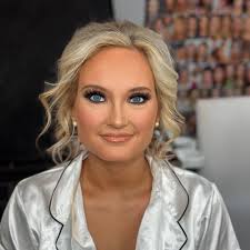 🎶 This will be… an everlasting LOOK 🎶 Just a beautiful before & after  moment with a @cynful_makeup look 💋 and spraytan 🤎 all provided to this  gorgeous bride 👰‍♀️ Hair Stylist: