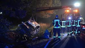 Frontalzusammenstoß mit Auto: Vier jugendliche Mopedfahrer sterben bei Verkehrsunfall in Brandenburg — n-tv.de