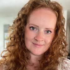 This image is an instructional diagram explaining three types of cabinet  hinge mounting methods, showing how each affects the appearance of the  cabinet doors. The hinges shown are modern concealed or Euro-style