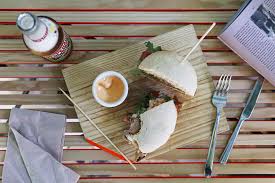 Ensaladas, tablas para compartir, hamburguesas,tacos y wraps. Restaurante Ojala Grupo La Musa