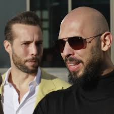 Radicaal-rechtse broers Tate vertrekken naar de VS