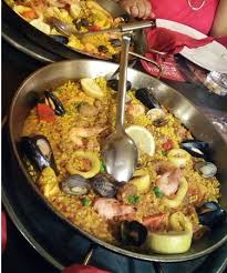 Come si cucina la paella catalana mista, ricetta originale con carne e pesce, quali ingredienti servono e istruzioni dettagliate dell'intero procedimento di preparazione, dalla rosolatura iniziale dei vari componenti alla cottura globale dopo l'aggiunta del riso. Paella De Marisco E Paella Mix Carne E Pesce Picture Of Ristorante Pizzeria La Sangria Turin Tripadvisor