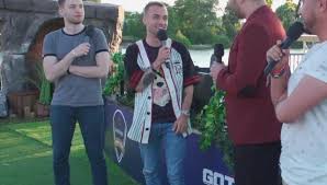 Здесь вы можете скачать gotaga show barriere complet 2018. The T Shirt Style Jersey Baseball Dolce Gabbana Worn By Squeezie In The Video Gotaga Show Barriere Full 2018 Spotern