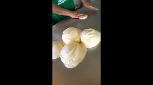 Abah saya memang berahsia sangat cara nak buat roti canai yang sedap ini sebab nya dia memang belajar daripada kebanyakan orang yang mengajarkan macam2 cara dan resepi nak bagi roti canai sedap (masa tu buka kedai roti canai kat kampung ) ,so macam2 komen la,ada yang kata sedap, ada yang kata kurang sedap,akhirnya abah dapat satu resepi untuk. Cara Menebar Roti Canai The Best Skill Flipping Roti Canai Malaysia Youtube